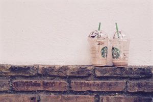 Két habos kávé bitcoinért a Starbucks kávézóban