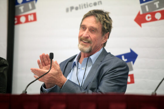 A kriptovilág fenegyereke, John McAfee