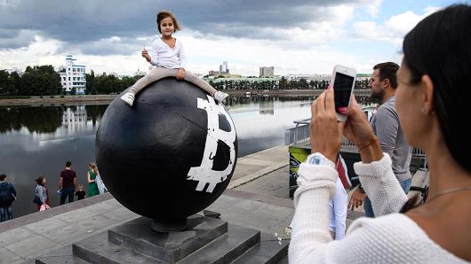 Bitcoin szobor Jekatyerinburgban