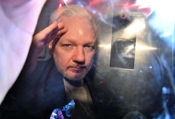 Az USA kémkedéssel vádolja Julian Assange-t, döntő teszt előtt a sajtószabadság