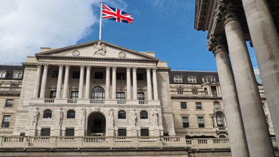 Nyomtat a Bank of England: 100 milliárd font kell a felszínen maradáshoz