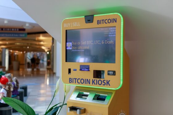 Egy év alatt 70%-kal nőtt a bitcoin ATM-ek száma a világon