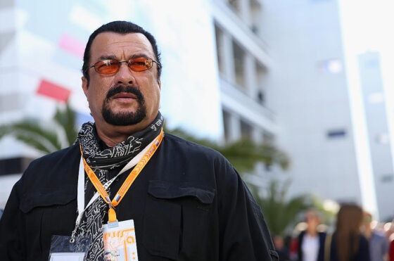 Steven Seagalnak meggyűlt a baja a SEC-kel: 157 ezer dollárt fizet