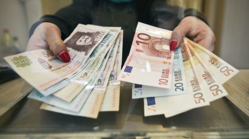 Mélyrepülésben a magyar forint: 354 forint egy euró