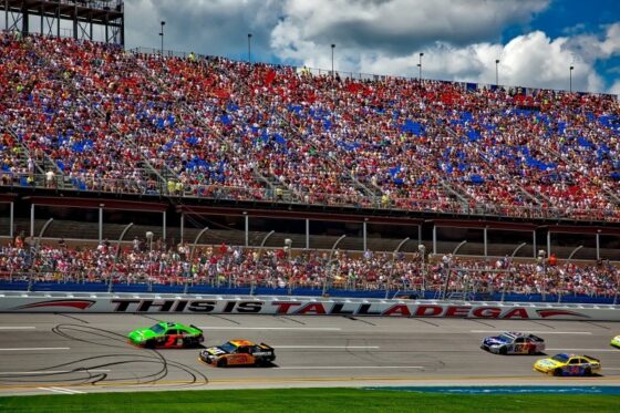 Bitcoin logó a versenyautókon – Bubba Wallace NASCAR autója a Square Cash Appjét reklámozza