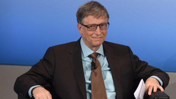 Bill Gates ismét a konteósok kereszttüzében – A Pfizer vakcinája ellen kampányolnak