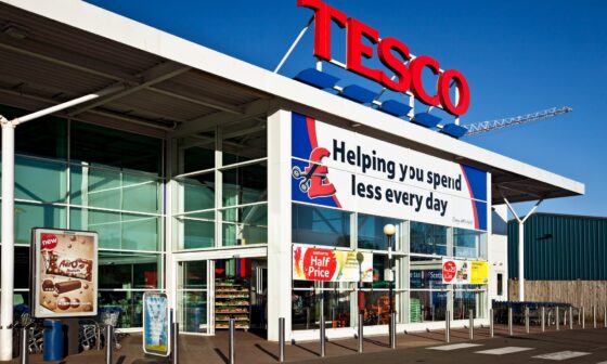 Fémszilánkokkal szennyezett bébiételt helyezett el egy zsaroló a brit Tesco polcain, most ítélték el