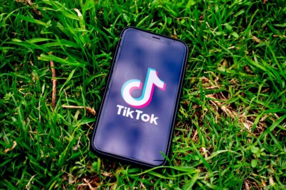 Az USA-Kína harc közepette kiszállt a TikTok vezetője