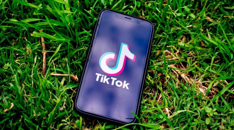 Az USA-Kína harc közepette kiszállt a TikTok vezetője