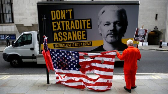 Brit börtönben lelheti halálát Julian Assange