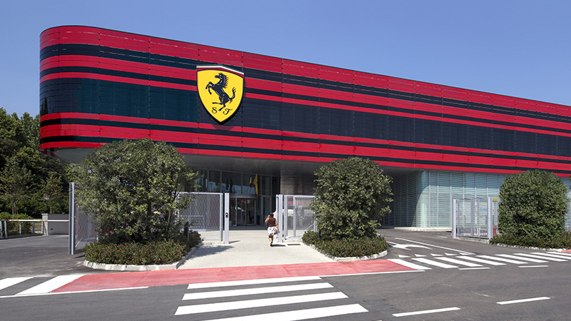 A Ferrari és a Porsche mentheti meg a belső égésű motorokat az EU mészárszékétől, kiemelt kép