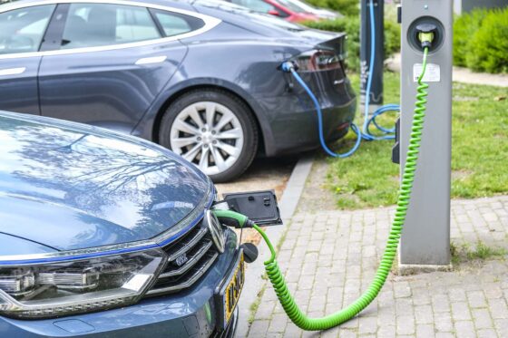 Válság az elektromos autópiacon: a tulajok 57%-a visszacserélné belső égésűre