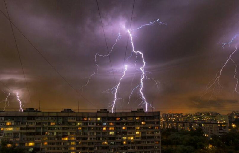 Világvége hangulat Moszkvában: emberek úsznak az utcákon, kiemelt kép