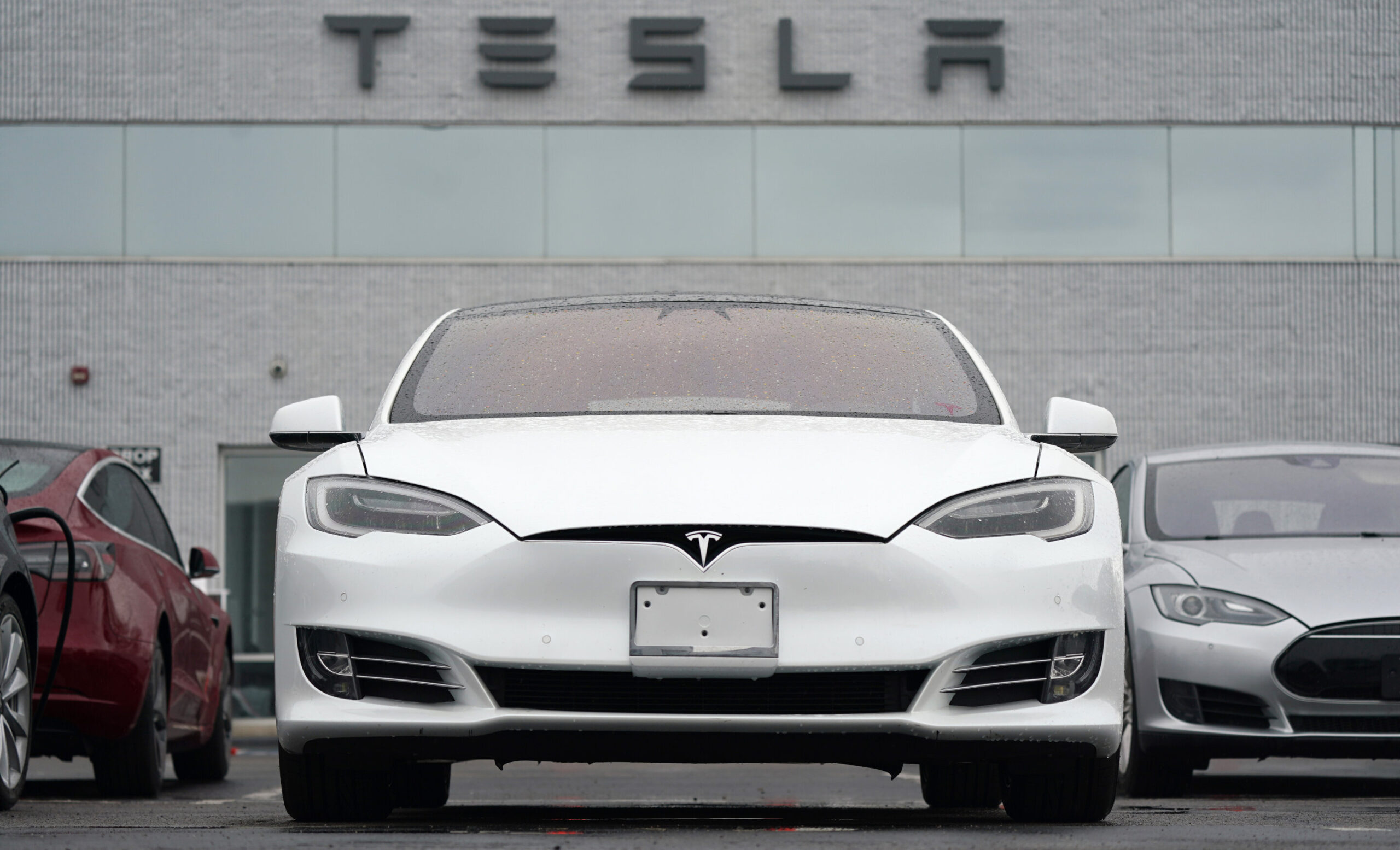 Tesla: több ezer eladatlan autó hever egy amerikai telepen, sorsuk bizonytalan, kiemelt kép