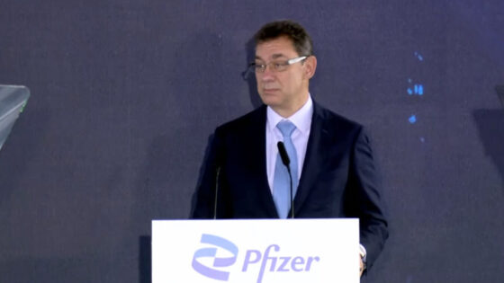 A Pfizer CEO bűnözőknek nevezte a hamis információkat terjesztőket