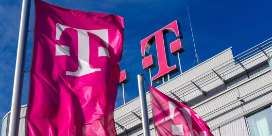 A WHO mindenkit irányítana a magyar Telekom anyacégén keresztül