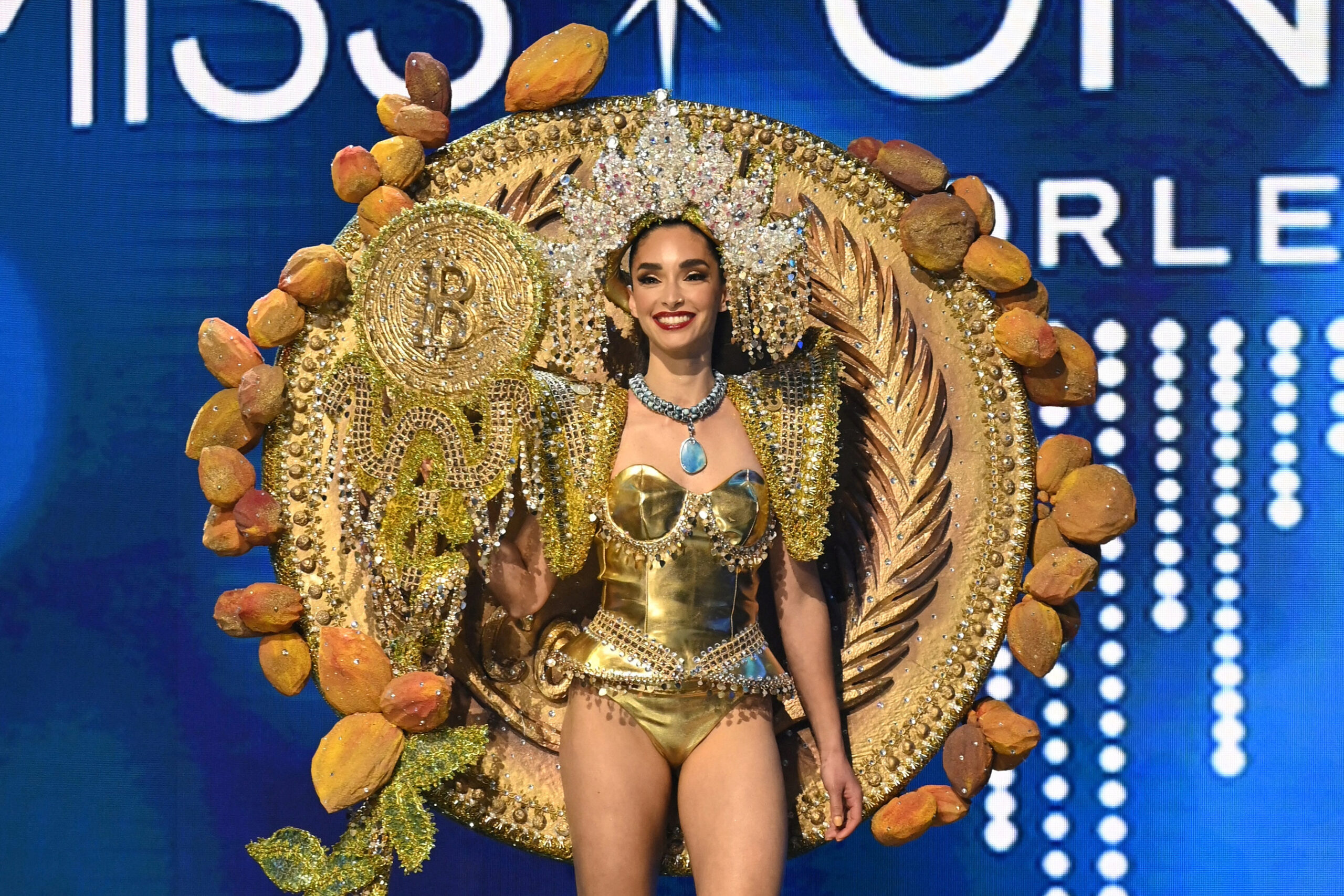Bitcoin-témájú kosztümben lépett fel Salvador szépségkirálynője a Miss Universe-n, kiemelt kép