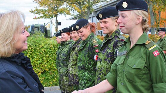 Dániában jöhet a nőknek is a kötelező katonai szolgálat