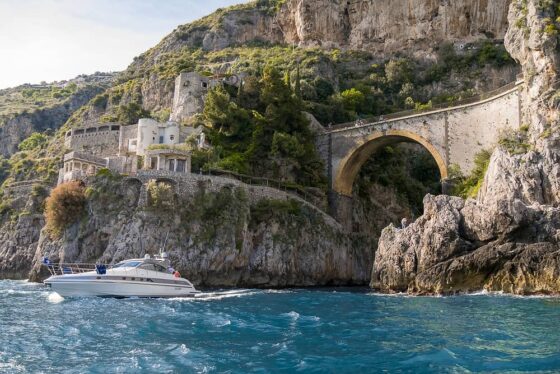 Bitcoin bandát fogtak az Amalfi-parton: Luxusnyaralásuk buktatta le őket