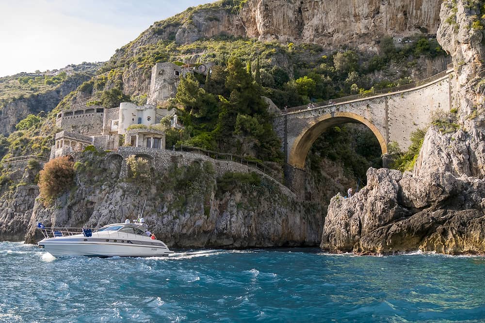 Bitcoin bandát fogtak az Amalfi-parton: Luxusnyaralásuk buktatta le őket, kiemelt kép