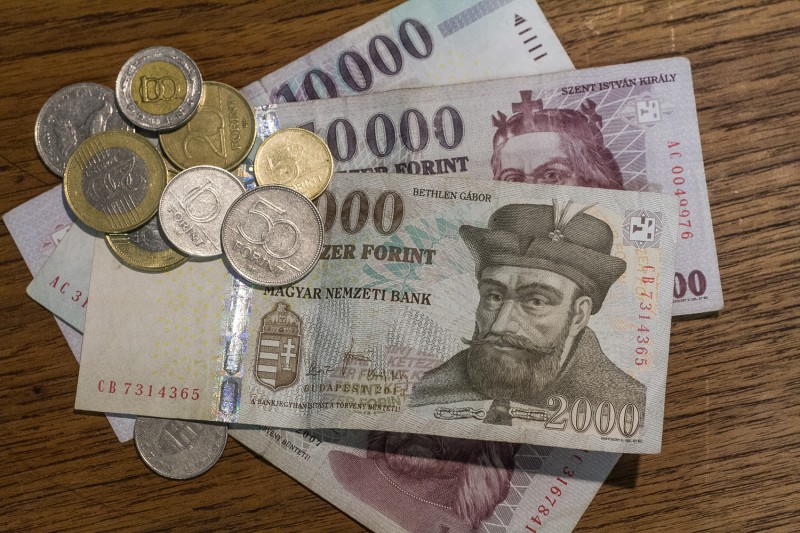 Az új pénzügyi tranzakciós illetéknek hála 400 forint közelében az euró, kiemelt kép