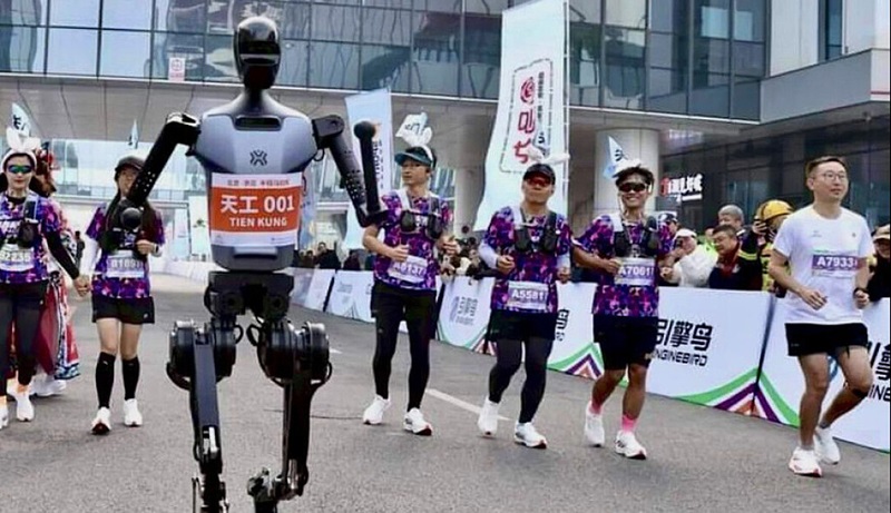 Humanoid robotok készülnek maratont futni Kínában, kiemelt kép