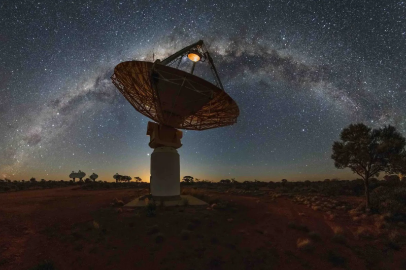 Egy ősi galaxis a forrása a korábban észlelt rejtélyes rádiókitöréseknek, kiemelt kép